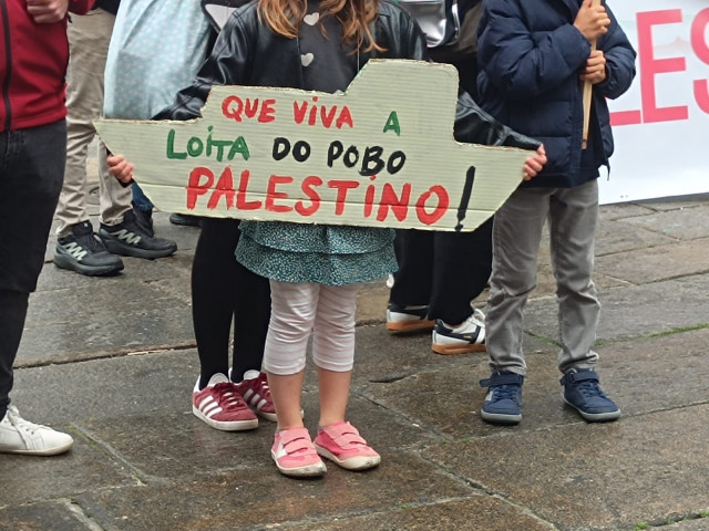 Una niña en la concentración en apoyo a la flotilla, en Santiago