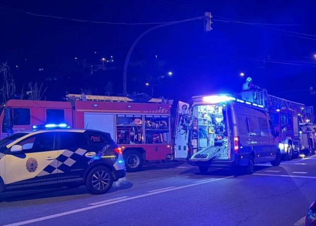 Despliegue en el aeropuerto de Vigo por el rescate de un hombre, a 12 de abril de 2026.