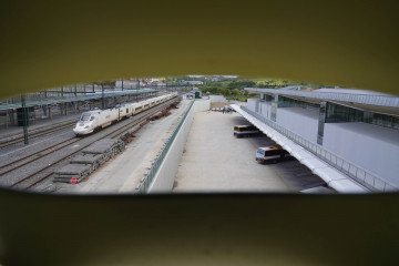 Archivo - La llegada de un tren, desde el interior de la nueva estación intermodal de Santiago de Compostela, a 22 de abril de 2021, en Santiago de Compostela, Galicia (España).
