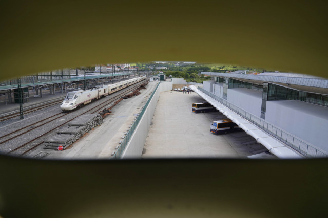 Archivo - La llegada de un tren, desde el interior de la nueva estación intermodal de Santiago de Compostela, a 22 de abril de 2021, en Santiago de Compostela, Galicia (España).