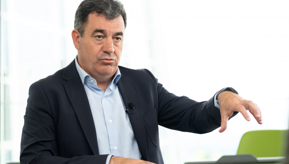 Archivo - El conselleiro de Educación, Ciencia, Universidades y FP de la Xunta de Galicia, Román Rodríguez, durante una entrevista para Europa Press, a 30 de agosto de 2024, en Santiago de Composte