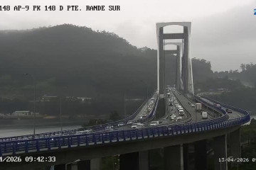 Imagen de la cámara de la DGT tras el accidente, con cola en el Puente de Rande.