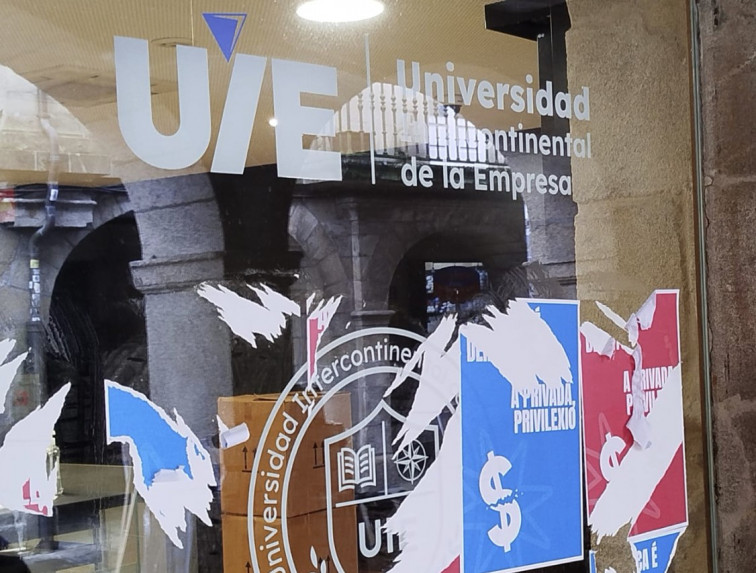 Vandalizan las sedes de la universidad privada de Abanca en vísperas de la huelga contra la privatización
