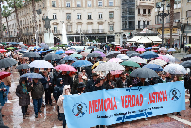 Imágenes de la marcha convocada por la Asociación Víctimas del Descarrilamiento de Adamuz en Huelva.