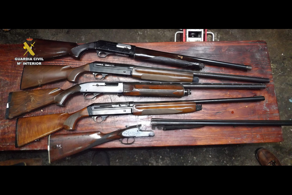 Escopetas incautadas a los cuatreros en la operación Besteiros
