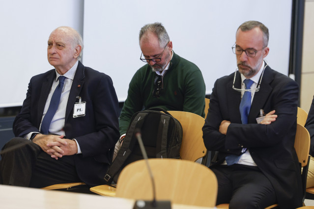 El exministro del Interior Jorge Fernández Díaz (i) y su número dos, Francisco Martínez (d), durante el primer día del juicio de la Operación Kitchen, en la Audiencia Nacional, a 6 de abril de 2026, en San Fernando de Henares, Madrid (España). El caso Kit
