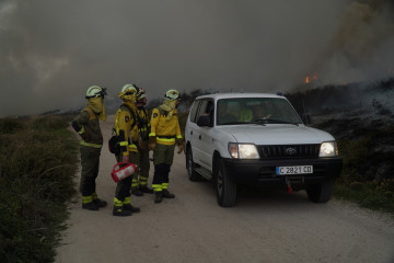 Bomberos trabajan en las tareas de extinción del incendio forestal en las parroquias de Noicela y Caión, a 6 de abril de 2026, en A Coruña, Galicia (España). Mientras, los incendios en el ayuntami