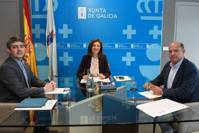 La conselleira de Medio Ambiente y Cambio Climático, Ángeles Vázquez, y el alcalde de Vilarmaior, Carlos Vázquez.