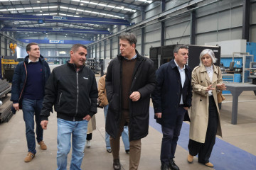 El secretario xeral del PSdeG, José Ramón Gómez Besteiro, junto al alcalde de As Pontes, Valentín Formoso, en una visita a la empresa Prometal de la localidad