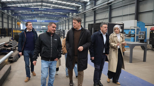 El secretario xeral del PSdeG, José Ramón Gómez Besteiro, junto al alcalde de As Pontes, Valentín Formoso, en una visita a la empresa Prometal de la localidad