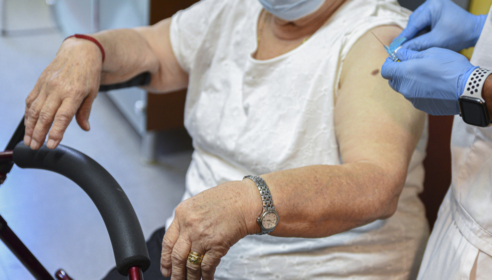 Archivo - Una mujer recibe una dosis de la vacuna contra la gripe. Foto de archivo.