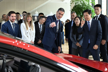 EuropaPress 7435615 presidente gobierno pedro sanchez visita sede xiaomi pekin junto mujer (1)
