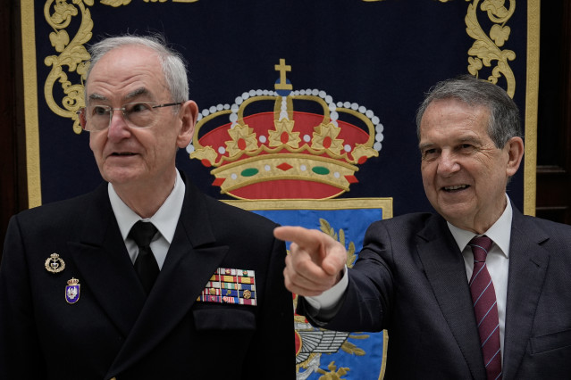 El Jefe del Estado Mayor de la Defensa, almirante general Teodoro Esteban López Calderón, junto al alcalde de Vigo, Abel Caballero, en la presentación de los actos con motivo del Día de las Fuerzas Armadas.