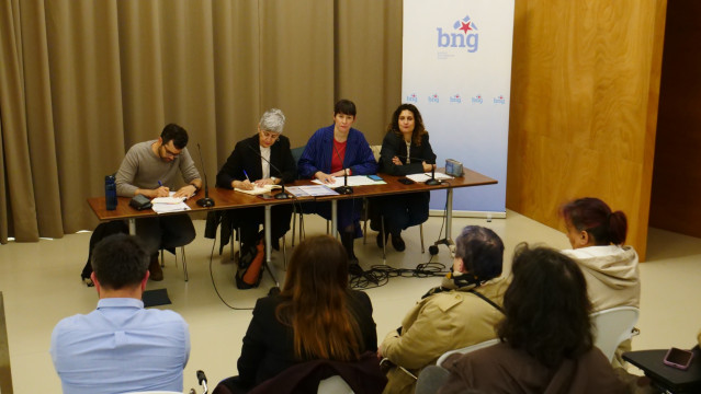 La portavoz nacional del BNG, Ana Pontón, se reúne con representantes de Anpas de A Coruña.