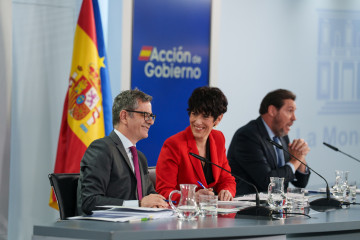 La ministra de Inclusión, Seguridad Social y Migraciones, Elma Saiz, el  ministro de la Presidencia, Justicia y Relaciones con las Cortes, Félix Bolaños, y el ministro de Transportes y Movilidad So