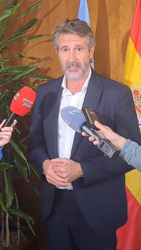 Archivo - El presidente de la Fegamp, Alberto Varela, en su despacho.