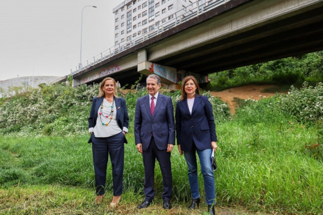 El alcalde de Vigo, Abel Caballero, junto a las concejalas Carmela Silva (i) y María José Caride (d).