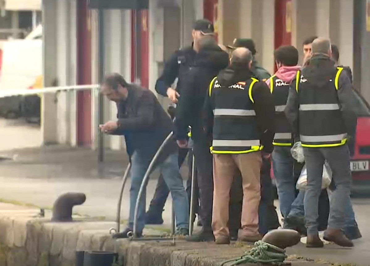La Policu00eda Nacional en el muelle de Ribeira en el lugar en el que apareciu00f3 el cadu00e1ver