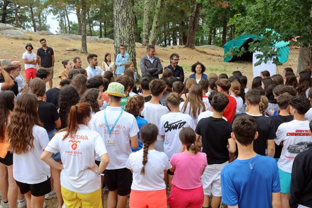 Archivo - El conselleiro de Cultura, Lingua e Xuventude, José López Campos, acompañado por la delegada de la Xunta en A Coruña y por la directora xeral de Xuventude, visita a los jóvenes del campamento Virgen de Loreto. Foto de archivo