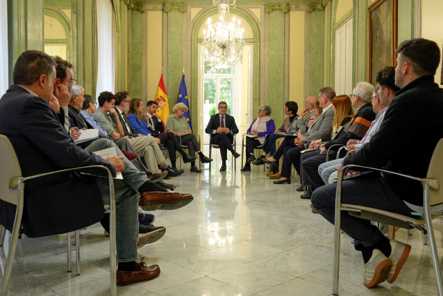 El ministro Félix Bolaños se reúne con víctimas de abusos en la Iglesia.