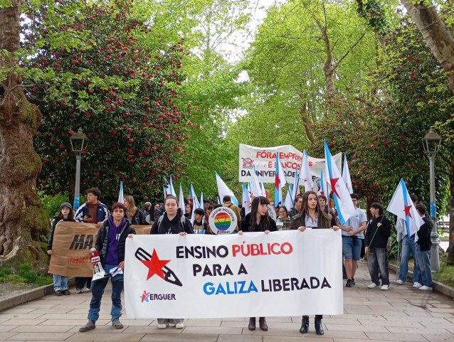 Estudiantes en huelga se movilizan en Galicia por una enseñanza 