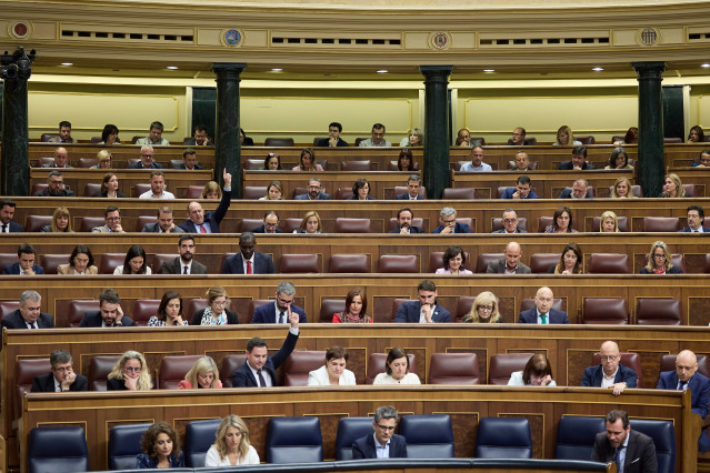 Archivo - Los diputados del Congreso votan una iniciativa durante una sesión plenaria en el Congreso de los Diputados, a 9 de abril de 2024, en Madrid (España). El Congreso debate este martes 9 de abril la toma en consideración de la Iniciativa Legislativ