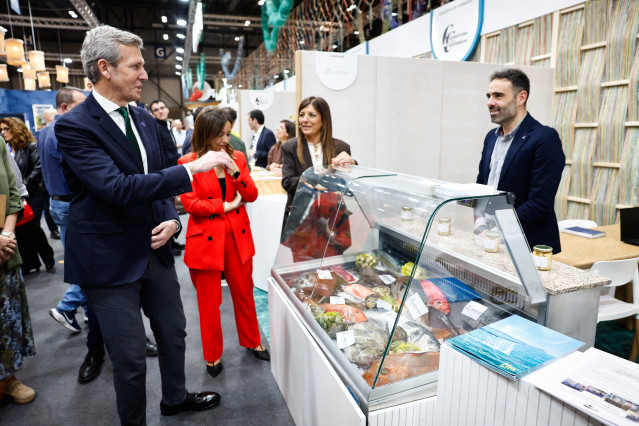 El presidente de la Xunta, Alfonso Rueda, acompañado de la conselleira do Mar, Marta Villaverde, en la 39 edición de Salón Gourmets de Madrid. IFEMA (Madrid)