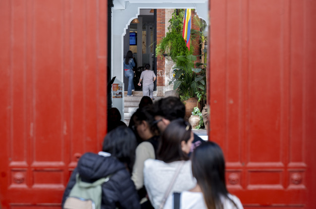 Varias personas hacen cola en el Consulado de Colombia, a 15 de abril de 2026, en Madrid