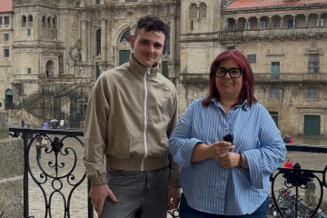 Mondra y la concejala de Fiestas, Pilar Lueiro, anuncian que el artista dará el concierto del día grande de las 'Festas da Ascensión', a 15 de abril de 2026.