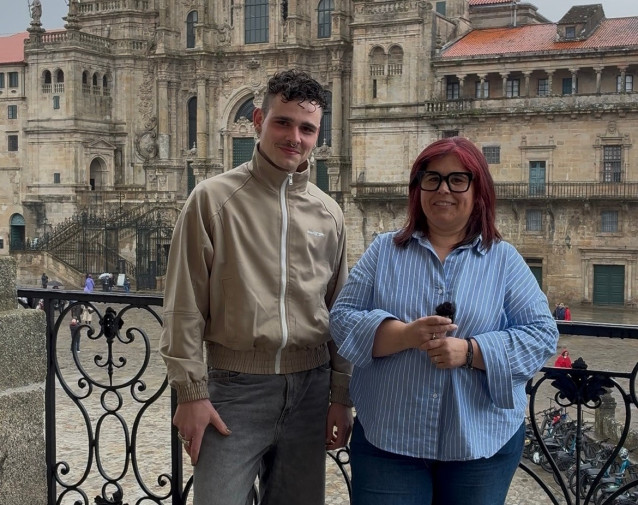 Mondra y la concejala de Fiestas, Pilar Lueiro, anuncian que el artista dará el concierto del día grande de las 'Festas da Ascensión', a 15 de abril de 2026.