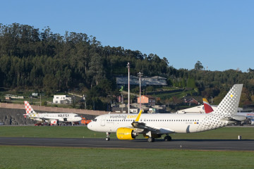 Archivo - Pista del Aeropuerto de A Coruña
