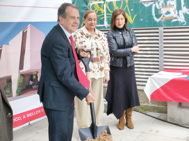 El alcalde, Abel Caballero, con Carmela Silva y María José Caride, en el acto de puesta de la primera piedra de la biblioteca municipal de Teis.