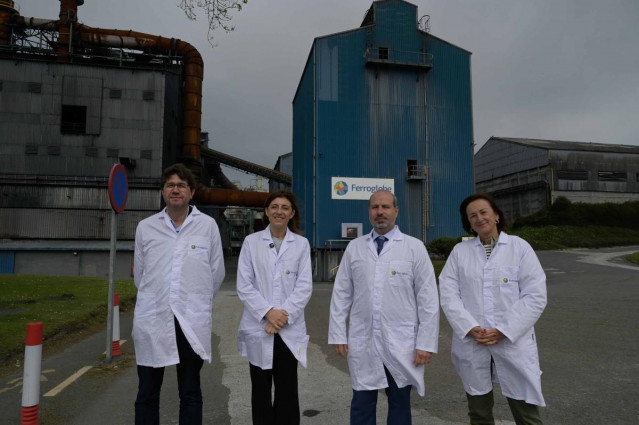 La conselleira de Medio Ambiente e Cambio Climático, Ángeles Vázquez, durante su visita a las instalaciones de Ferroglobe en Arteixo (A Coruña)