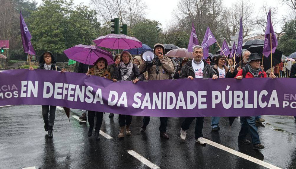 Militantes de Podemos Galicia en la marcha a favor de la sanidad pública en febrero de 2026jpg