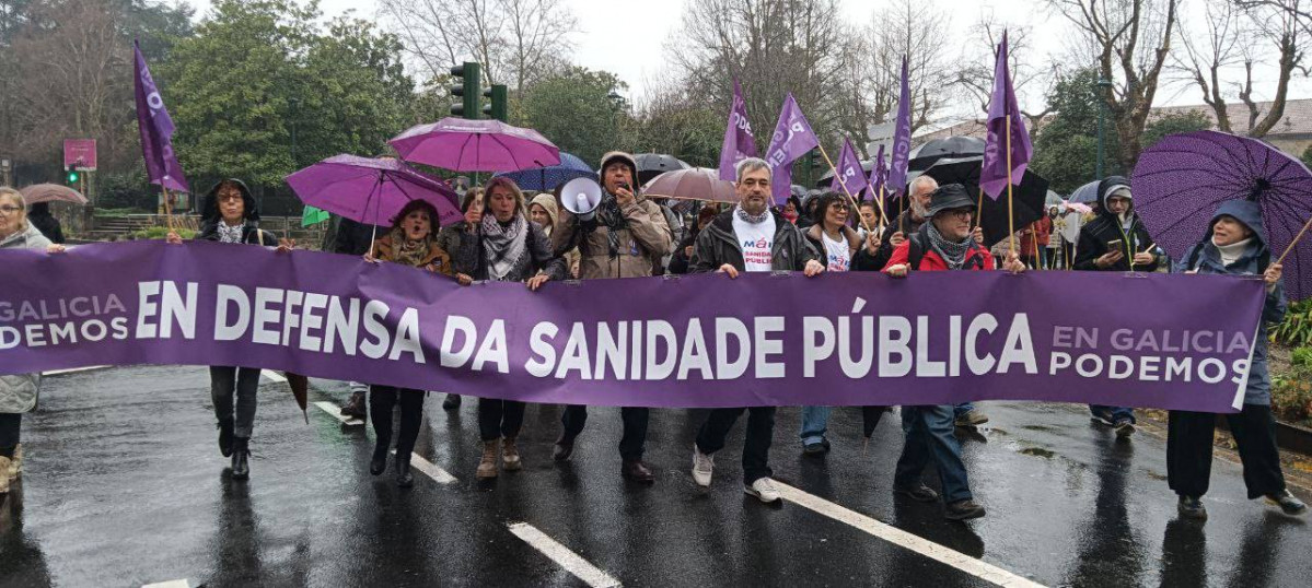 Militantes de Podemos Galicia en la marcha a favor de la sanidad pu00fablica en febrero de 2026jpg