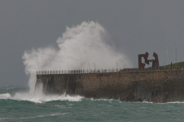 Archivo - Oleaje en la playa de Ondarreta, a 31 de enero de 2026, en San Sebastián, Guipúzcoa, País Vasco (España). El Departamento de Seguridad del Gobierno vasco activará este sábado de 06.00 