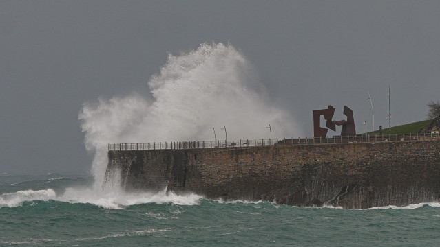Archivo - Oleaje en la playa de Ondarreta, a 31 de enero de 2026, en San Sebastián, Guipúzcoa, País Vasco (España). El Departamento de Seguridad del Gobierno vasco activará este sábado de 06.00 a 18.00 horas una alerta naranja de riesgo para la navegación