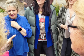 La secretaria xeral del PPdeG, Paula Prado, con vecinos del barrio de Cabral, en Vigo.