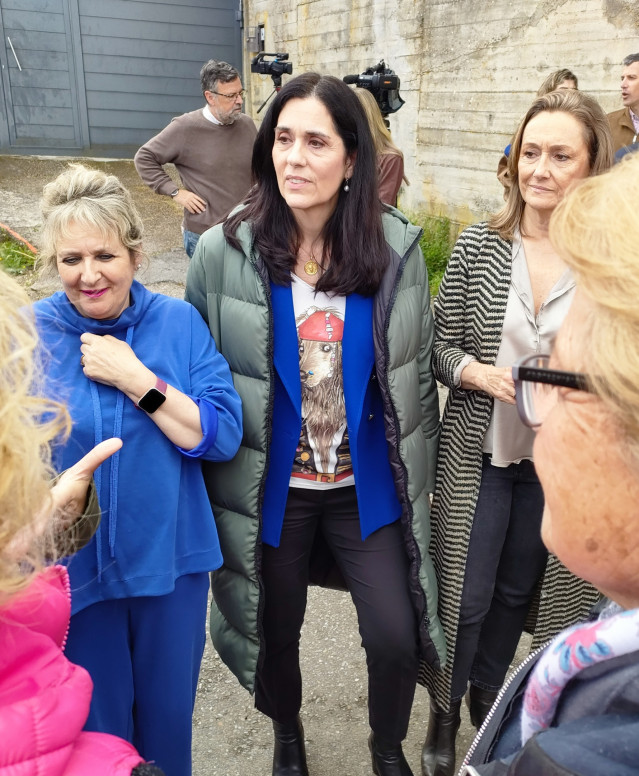 La secretaria xeral del PPdeG, Paula Prado, con vecinos del barrio de Cabral, en Vigo.