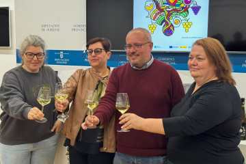El alcalde de Rivadabia y vicepresidente segundo de la Diputación de Ourense, César Fernández, presenta la 63ª Feira do Viño do Ribeiro, acompañado de la presidenta de la DO Ribeiro, Concha Igle