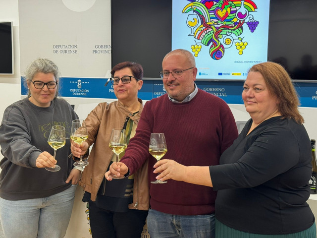 El alcalde de Rivadabia y vicepresidente segundo de la Diputación de Ourense, César Fernández, presenta la 63ª Feira do Viño do Ribeiro, acompañado de la presidenta de la DO Ribeiro, Concha Iglesias, en el Centro Cultural Marcos Valcárcel