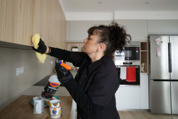 Archivo - Una trabajadora doméstica realiza tareas del hogar en una casa particular, a 14 de noviembre de 2025, en Lugo, Galicia (España). Los empleadores de personas empleadas del hogar deben reali