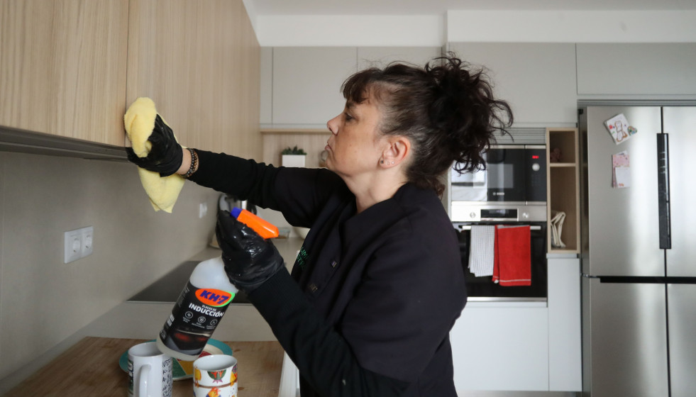 Archivo - Una trabajadora doméstica realiza tareas del hogar en una casa particular, a 14 de noviembre de 2025, en Lugo, Galicia (España). Los empleadores de personas empleadas del hogar deben reali