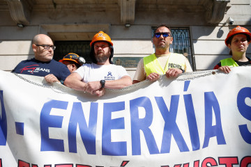 Archivo - Trabajadores de Alcoa San Cibrao durante un encadenamiento frente a la subdelegación del Gobierno en Lugo, a 14 de julio de 2025, en Lugo, Galicia (España). La movilización busca reclamar