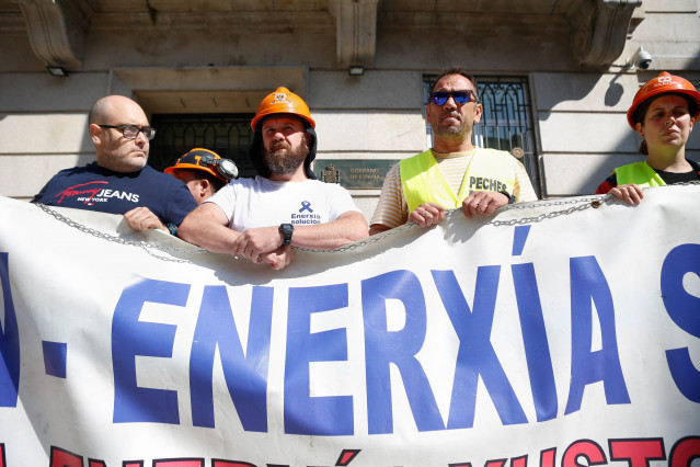 Archivo - Trabajadores de Alcoa San Cibrao durante un encadenamiento frente a la subdelegación del Gobierno en Lugo, a 14 de julio de 2025, en Lugo, Galicia (España). La movilización busca reclamar una solución urgente para garantizar el futuro de la plan