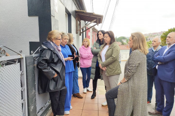 La secretaria del PPdeG, Paula Prado; la diputada Ana Belén Vázquez Blanco; y la presidenta del PP de Vigo, Luisa Sánchez, con vecinos de la zona de la 'narcocasa' de Fontiñas de Arriba, en la par