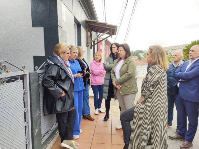 La secretaria del PPdeG, Paula Prado; la diputada Ana Belén Vázquez Blanco; y la presidenta del PP de Vigo, Luisa Sánchez, con vecinos de la zona de la 'narcocasa' de Fontiñas de Arriba, en la parroqiua viguesa de Cabral.
