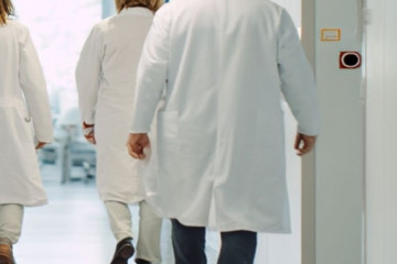 Archivo - Médicos en un centro sanitario