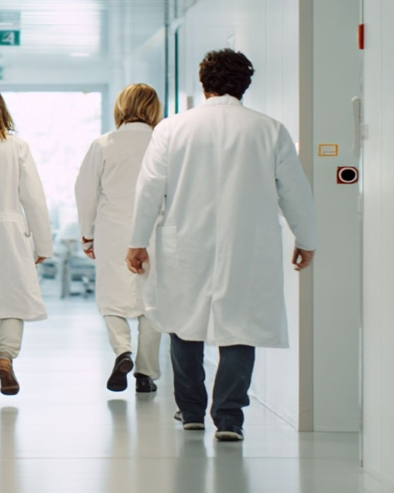 Archivo - Médicos en un centro sanitario