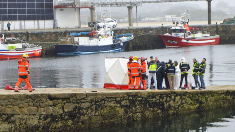 El informe preliminar descarta indicios de criminalidad en el cadáver encadenado en el muelle de Ribeira